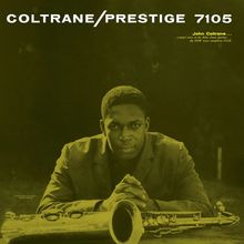 "COLTRANE/PRESTIGE 7105" in deutlicher Schrift. Ein Mann lehnt auf eine Tischplatte, ein Saxophon liegt vor ihm.