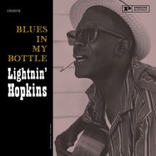"BLUES IN MY BOTTLE", "Lightnin' Hopkins" steht links. Rechter Teil zeigt einen Musiker mit Gitarre, Hut und Zigarette im Mund.