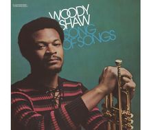 Text: WOODY SHAW, SONG OF SONGS. Ein Mann hält eine Trompete, trägt einen rot-schwarzen Pullover. Hintergrund in Blaugrün.