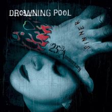 "Oberer Text: Drowning Pool, am Arm: 'Sinner'. Illustration: Gesicht wird von Hand mit Flammen-Tattoo verdeckt."