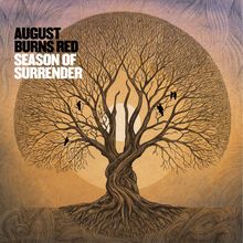 Text: "AUGUST BURNS RED SEASON OF SURRENDER." Illustration eines Baumes vor aufgehender Sonne. Krähen auf den Ästen.