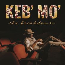 „KEB' MO' the breakdown“ in stilvoller Schrift. Eine Person mit Hut sitzt entspannt in einem Theatersessel.