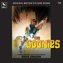 "Original Motion Picture Score", "The Goonies", "Music Composed and Conducted by Dave Grusin". Abenteuerliche Illustration.
