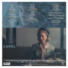 Texte "CAROL" und Liedtitel. Frau im eleganten Outfit sitzt nachdenklich in einem Café. Vintage und melancholisch.