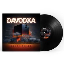 „DAVODKA“ leuchtend, darüber „Boite Noire“. Illustration: Person sitzt auf einem dunklen Würfel umgeben von Wolken und Flammen.
