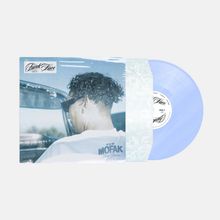 "MOFAK Funk Sh*t" auf einem Albumcover. Person mit Sonnenbrille im Auto, transparente hellblaue Vinylplatte.