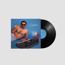 Text: „Deboulle“. Ein Mann mit Sonnenbrille und Zigarette lehnt lässig an einem Synthesizer neben einem kleinen Ventilator.