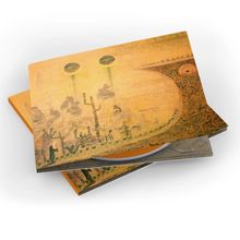 Eine Illustration mit surrealen Landschaften, gelblichen Tönen und stilisierten Pflanzen sowie geheimnisvollen Formen.