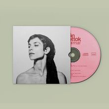 Links schwarz-weißer Kopfporträt einer Person, rechts eine rosa CD mit Logos und Texten in Rot.