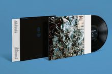 "TOKYO TEA ROOM", Albumcover und Schallplatte; silbrig glänzende, zerknitterte Oberfläche auf blauem Hintergrund.