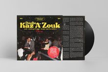 "Déclic Kaz'A Zouk" in gelben Buchstaben. Emile Omar präsentiert. Menschen tanzen und feiern in einem Club.