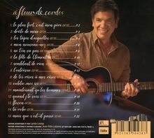Albumtitel „À fleur de cordes“, Liedliste 1-15. Rechter Mann mit Gitarre und Lächeln.