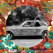 Texte: "SIDE A", "SIDE B", "PEACE ON YOU", "Woodstock", "LIVE FOR TODAY 8/15-8/17", "WAR IS NOT HEALTHY".  
Illustration: Ein Auto mit Malereien, umgeben von bunten Blumenmustern.
