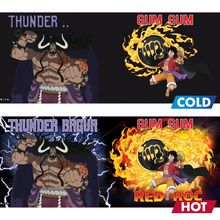 Oben: "THUNDER .." und "GUM GUM", "COLD".  
Unten: "THUNDER BAGUA", "GUM GUM", "RED ROC", "HOT".  
Charaktere mit kraftvollen Posen, Blitz und Flammen.