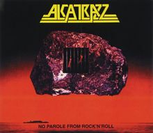 „ALCATRAZZ“ in gelb, „NO PAROLE FROM ROCK’N’ROLL“ in schwarz. Großer Felsen mit Gitter und ausgestreckten Armen.