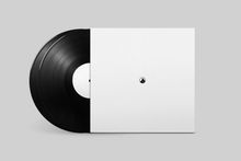 Ein kleines, zentrales Logo auf weißem Vinyl-Cover, teils sichtbare schwarze Schallplatte.