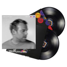 "Close to the Giants" und "French 79" auf schwarz-weißem, verzerrtem Porträt, zwei schwarze Vinyl-Schallplatten.