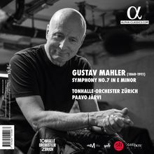 Alpha-Classics, Gustav Mahler Symphony No.7, Paavo Järvi. Ein Mann in Schwarz-Weiß, nachdenklich, Kamera fokussiert.