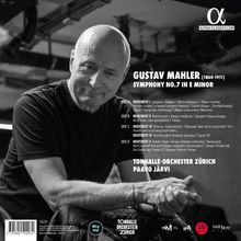 „Gustav Mahler – Symphony No. 7 in E minor“. Mann in Schwarz lehnt entspannt und lächelt. Links oben das Alpha-Logo.