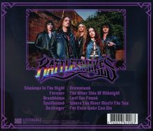 Texte: RATTLESNAKE, Shadows In The Night, Forever, Breakdown, Spellbound, Destroyer, Dreamland, The Other Side of Midnight. Eine Gruppe von fünf Menschen in Lederjacken steht vor einer Backsteinmauer.