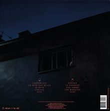 Mittig: "CREPUSCULE, LA FETE EST BELLE, LE REVE, L'ORAGE, SEUL..." Nachtansicht eines Gebäudes mit beleuchtetem Fenster.