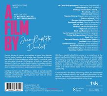 Titel: "A Film by Jean-Baptiste Doucet".  
Texte auf Französisch und Englisch beschreiben das musikalische Werk.  
Links: pinker Text, rechts: blaue Liste.  
Unten: Logos von "gourdon fonds" und "théâtre st bonet".