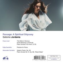 Texte: "Passage: A Spiritual Odyssey", "Salome Jordania", "Franz Liszt", "Kaija Saariaho", "Alexander Scriabin". Frau in blauer Bluse.
