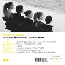 "Melodies in a Bottle" von Vassilena Serafimova und Quatuor Ardeo mit Werken von Cras, Debussy, Pärt, Vivaldi, Satie, Gershwin. Schwarz-Weiß-Fotografie von vier Frauen auf einer Bank.