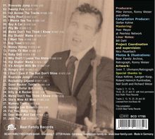 Titeltitel und Ersteller, Auflistung der Songs mit Jahreszahl und Dauer, Hintergrund zeigt ein unscharfes Schwarz-Weiß-Foto.