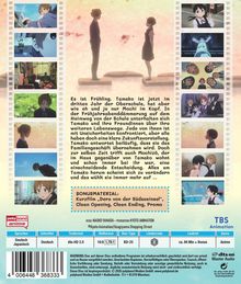 Texte: "Es ist Frühling. Tamako ist jetzt im dritten Jahr der Oberschule..." und "BONUSMATERIAL: Kurzfilm „Dera von der Südseeinsel“". Links und rechts sind vertikale Bildreihen mit Szenen. In der Mitte stehen sich zwei Personen gegenüber. Unten sind technische Infos.