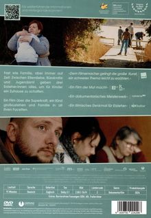 Texte: „Fast wie Familie...“, „Dem Filmemacher gelingt...“, „Ein Film der Mut macht...“, „Ein dokumentarisches Meisterwerk...“ Oben: QR-Code, eine Frau umarmt ein Kind. Unten: Mann in Nahaufnahme, zwei Frauen im Hintergrund.