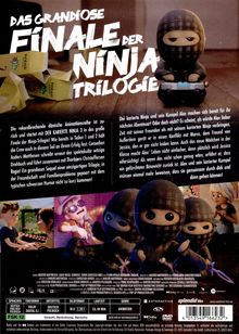 "Das grandiose Finale der Ninja-Trilogie" ist groß auf einem Poster geschrieben. Dreidimensionales Ninja-Püppchen.