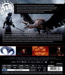 Ein Soldat mit Schwert steht vor einem fliegenden, drachenähnlichen Wesen. Text beschreibt einen mysteriösen Nebel und geheimnisvolle Wesen.