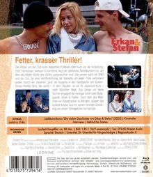 Fetter, krasser Thriller! Jubiläums-Bonus "Die wahre Geschichte von Erkan & Stefan" (2025) | Kinotrailer, Interviews | Behind the Scenes. Drei Personen, zwei Männer links und rechts, eine Frau in der Mitte, lachen zusammen. Im Hintergrund leicht unscharfe Außenumgebung.