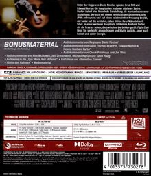 BONUSMATERIAL: Audiokommentare, alternative Szenen, Hinter den Kulissen. Frau mit Sonnenbrille raucht.