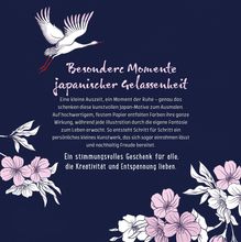 "Besondere Momente japanischer Gelassenheit. Ein stimmungsvolles Geschenk für alle, die Kreativität und Entspannung lieben."   
Oben fliegt ein Kranich, unten blühen rosa Blumen.