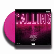 Texte: CALLING, The Busters, Trackliste mit 12 Songs. Hintergrund: Pinkes und schwarzes Design, pinke Schallplatte.