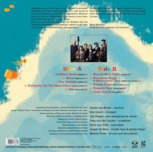 Texte: "Side A: 1. A Mitzve Tentzl, 2. Mores, 3. Fun Tashlikh, 4. Everybody, 5. Seba. Side B: 1. Shmues Mit'n Rebbe, 2. Hersheflds Bulgar, 3. Yüksel Gelgüt, 4. Diaspora Tanz, 5. Unzer Toyrele." Illustration zeigt Instrumente und eine Band.