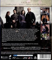 "EXTRAS: 7 Entfallene Szenen, Outtakes, 'Outlander For All Time' Featurette. Gekleidete Personen stehen in einer Waldkulisse."