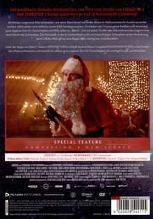 Ein Mann im Weihnachtsmannkostüm hält eine Axt. Hinter ihm leuchten viele Weihnachtslichter.