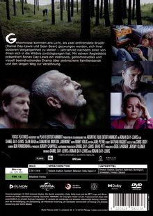 Geheimnisse kommen ans Licht, als zwei Brüder ihre Vergangenheit aufdecken. Waldszene, Menschen in nachdenklichen Momenten.