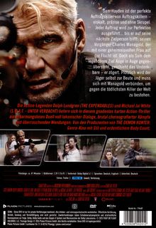 Ein Mann mit blonden Haaren und Headset schaut intensiv. Darunter Action-Szenen mit Waffen und Kämpfen. Thriller-Text oben.