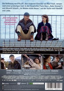 Text: Verfilmung von STILLER mit Paula Beer und Albrecht Schuch. Szene: Zwei Personen sitzen am Wasser. Weitere Filmszenen.