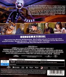 "BONUSMATERIAL: Mitarbeiter des Monats: Die Besetzung, Mangle-Massaker, Am seidenen Faden, Reizüberflutung. Zwei gruselige Comicfiguren mit maskenähnlichen Gesichtern, Menschen am Computer."