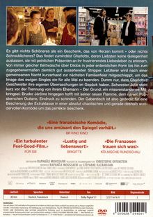 „Eine französische Komödie, die uns amüsant den Spiegel vorhält.“ Zwei Szenen mit einer Frau bei einer Feier, Familie im Laden.