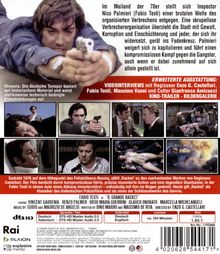 Texte: 
Im Mailand der 70er stellt sich Inspector Nico Palmieri (Fabio Testi) gegen Verbrechen. Er widersteht Einschüchterung.

Bildbeschreibung:
Ein Mann liegt auf dem Boden und zielt mit einer Waffe. Darunter sechs Filmszenen in Reihen.