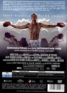 "BONUSMATERIAL INKLUSIVE ALTERNATIVEM ENDE. Ein sportlicher Mann mit Footballs, Cheerleader im Hintergrund."