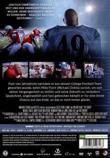 „Ein Film über zweite Chancen, Mut und den unerschütterlichen Willen, seine Geschichte selbst zu schreiben.“ Ein älterer Footballspieler steht mit dem Rücken zur Kamera, trägt die Nummer 49. Szenen zeigen ein Footballteam in Aktion.