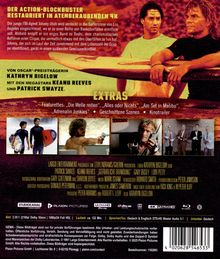 "Der Action-Blockbuster restauriert in atemberaubendem 4K. Extras: Featurettes, geschnittene Szenen, Kinotrailer. Zwei Männer mit Surfbrettern, eine Pistole und Männer in Anzügen."