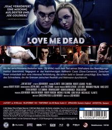 Text: „Love Me Dead“. Ein Mann mit Brille und blutigem Hemd, daneben eine Frau, beide sehen ernst aus. Darunter weitere Filmszenen.